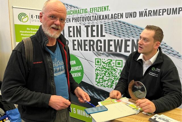Martin Altebockwinkel aus Haltern will sich eine PV-Anlage aufs Dach setzen lassen und holt sich auf der Handwerkermesse Informationen aus erster Hand.
