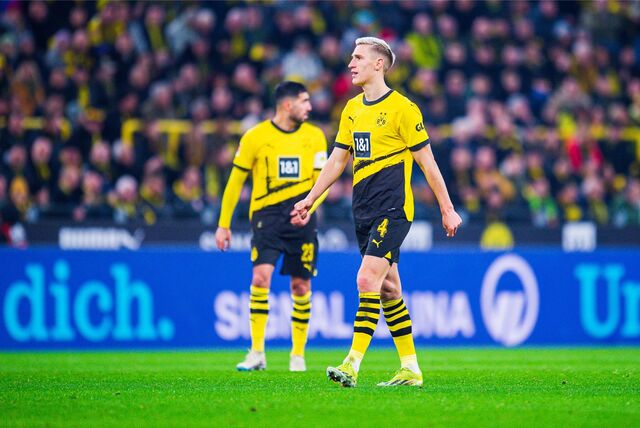 Nico Schlotterbeck und Emre Can schauen zu Seite.