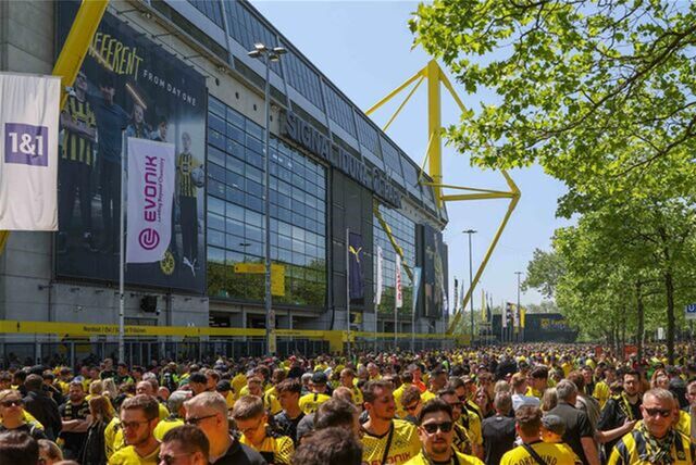 Fans vor dem Signal Iduna Park in Dortmund