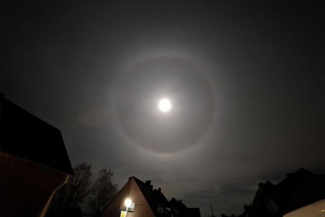 Lichtkranz um den leuchtenden Vollmond am Himmel
