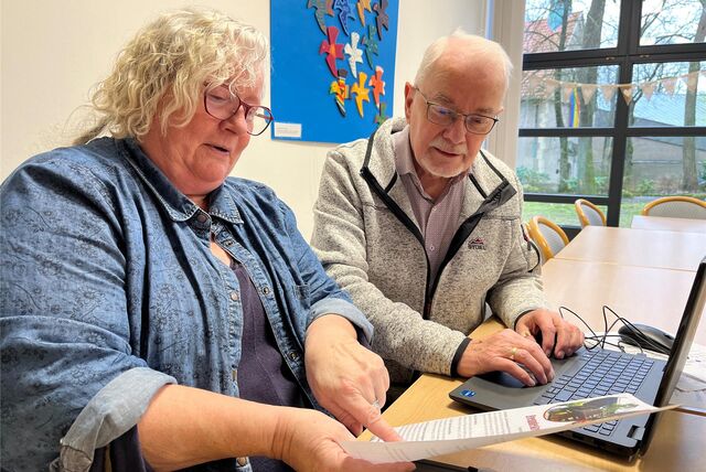 Maritha Hütter und Udo Nagel besprechen Termine.