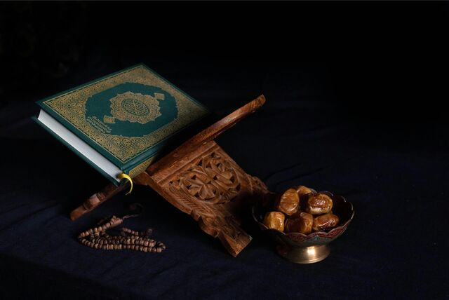 Ein Koran, Misbaha und Datteln als Symbol für den mulimischen Fastenmonat Ramadan.