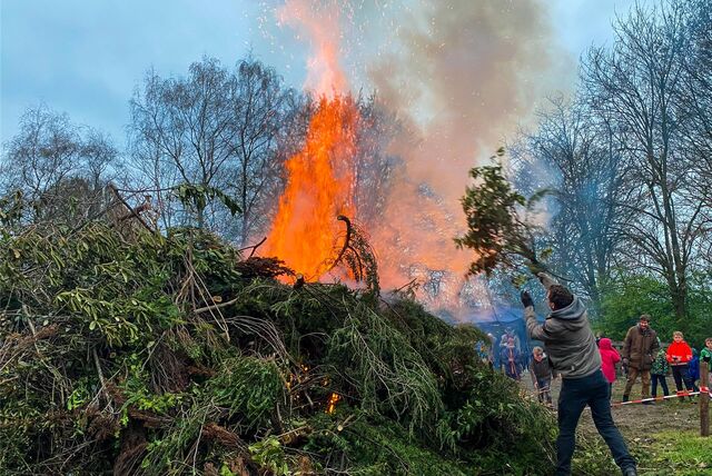 Osterfeuer auf dem Gelände des Jugendzentrums JOE