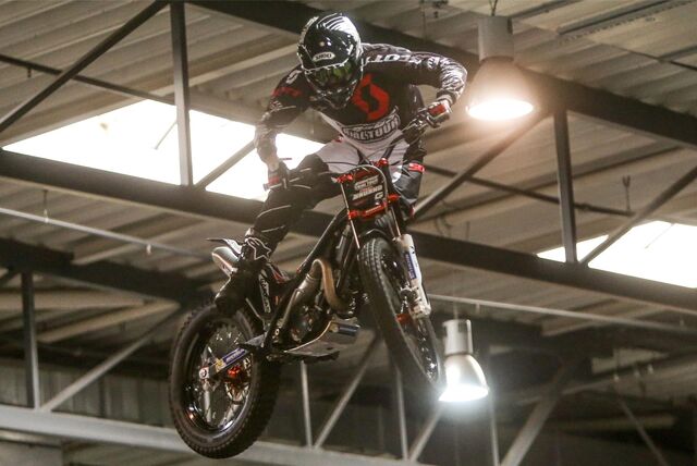 Ein Motorradfahrer fliegt auf seinem Bike durch die Westfalenhalle.