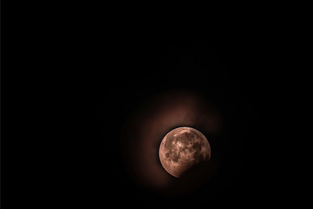 Mond vor schwarzem Nachthimmel Mond vor schwarzem Nachthimmel