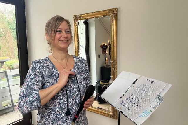Frau vor Notenständer