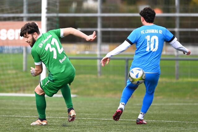 Zu schnell für den Ball sind hier Björn Bensch (l.) von GW Erkenschwick II und Akanay Islak (FC Leusberg II).
