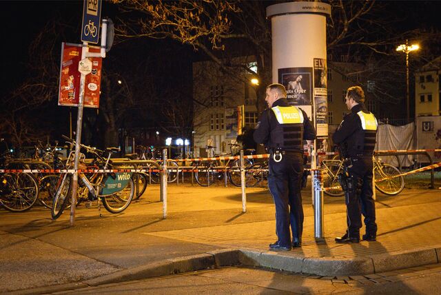 Zwei Polizeibeamte sichern in der Nacht auf Samstag den abgesperrten Tatort am Dortmunder Hauptbahnhof.