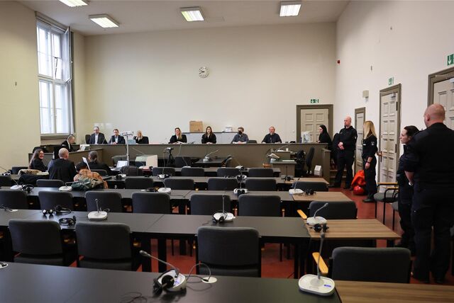 Marayke Frantzen (Richterbank, 5.v.l), Vorsitzende Richterin am Landgericht Hamburg, und weitere Prozessbeteiligte sitzen vor Beginn des Prozesstages im Gerichtssaal im Strafjustizgebäude.