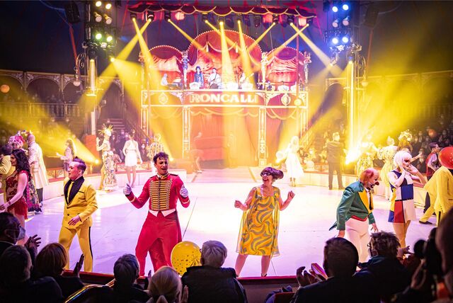 Artisten versammelt in der Manege des Circus Roncalli