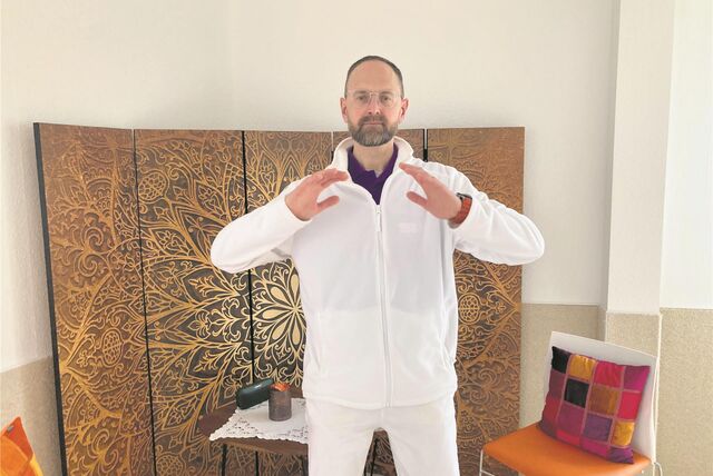 Thomas Neuleben zeigt eine Qigong-Übung.