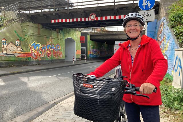 Die Sinsenerin Ulrike Kassmann hat klare Vorstellungen zur künftigen Verkehrsführung an der Bahnunterführung.