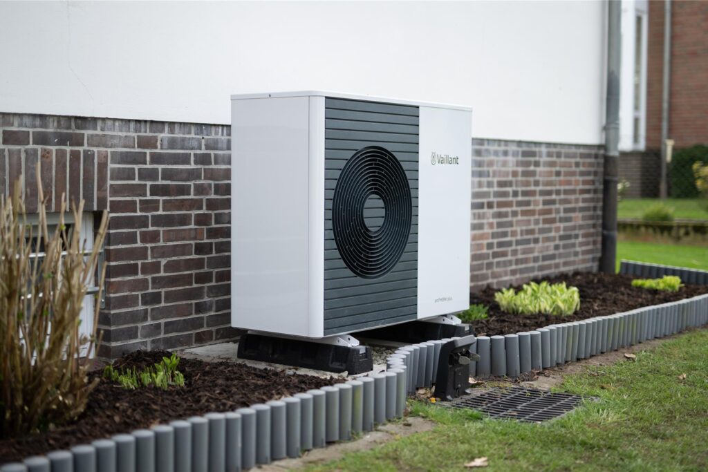 Eine Wärmepumpe der Firma Vaillant ist an einem Einfamilienhaus zu sehen. Eine Wärmepumpe der Firma Vaillant ist an einem Einfamilienhaus zu sehen.