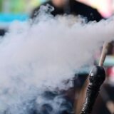 Ein Mann raucht eine Shisha. (Symbolbild)