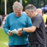 Ingo Preuß und Jan Zimmermann schauen auf einen Zettel.