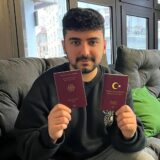 Selim Korkutan (19) aus Castrop-Rauxel hat sowohl die deutschen als auch die türkische Staatsbürgerschaft. Auf dem Foto sitzt er auf einer Couch und hält beide Pässe in die Kamera.