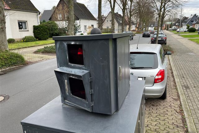 Ein städtischer Panzerblitzer steht in Herten hinter einem Auto am Straßenrand.