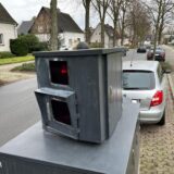 Ein städtischer Panzerblitzer steht in Herten hinter einem Auto am Straßenrand.