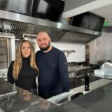 Jarkas Mohammed und seine Freundin Dunia Yel stehen hinter der Theke im neuen Dönerladen „Empire“ in Haltern.