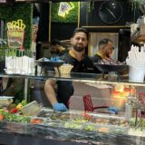 Ahmad Saleh steht hinter einer Imbiss-Theke in Recklinghausen.