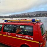 Bei der Bergung einer Wasserleiche ist am Dienstag ein Feuerwehrboot gekentert