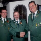 Die drei Schützenbrüder der 1. Kompanie des Bürgerschützenvereins Vitus Bülhoff (links), Dirk Lehnhardt (Mitte) und Ludger Grothus (rechts) in ihren Uniformen.