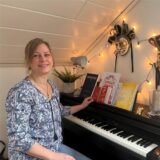 Frau am Klavier