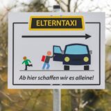 Ein Schild für eine Haltestelle für Elterntaxis