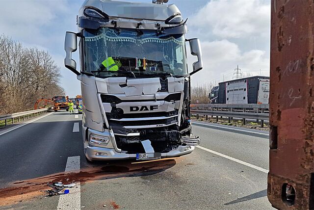 Auf der Autobahn 44 bei Unna ist dieser Lastwagen am Mittwoch (28.02.) auf einen anderen aufgefahren.
