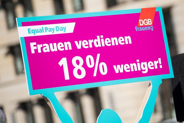Schild Frauen verdienen 18 Prozent weniger