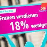 Schild Frauen verdienen 18 Prozent weniger