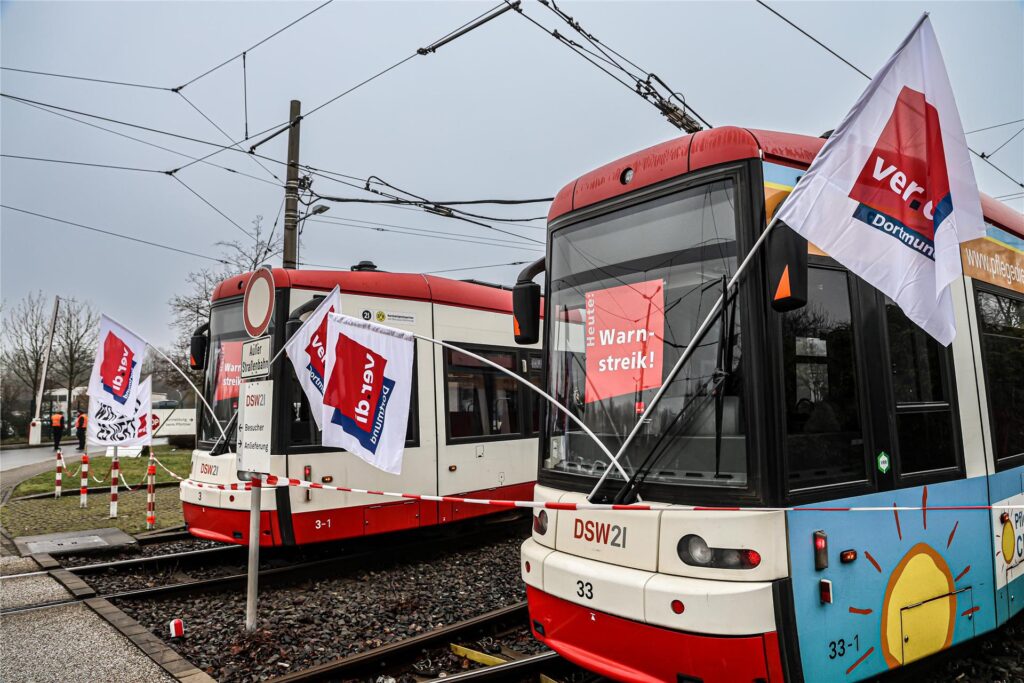 Stadtbahnen in Dortmund mit Hinweisen auf einen Warnstreik im ÖPNV. Stadtbahnen in Dortmund mit Hinweisen auf einen Warnstreik im ÖPNV.