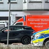 Ein schwarzes Auto, ein Rettungswagen und ein Polizeiauto.