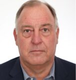 Links sind Abwasserrohre abgebildet, die auf einer Baustelle vor Einfamilienhäusern liegen. Rechts ist ein Foto von Olaf Bollermann aus Castrop-Rauxel zu sehen.