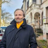 Immobilien-Experte Prof. Dr. Raphael Spieker vor einem leerstehenden Haus im Dortmunder Klinikviertel.