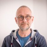 Benedikt Bock ist Paartherapeut, der sich in seiner Arbeit auf die Fragen und Sorgen von Männern spezialisiert hat.