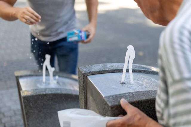 Wasser steigt aus Trinkwasserbrunnen in der Innenstadt.