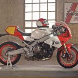 Ein Motorrad der Marke Yamaha ist in einer Halle ausgestellt worden.