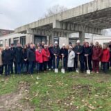 60 Menschen stehen vor der ehemaligen Schule, die zu Marschall 66 umgebaut wird.
