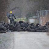 An der Zufahrt zum Gut Königsmühle in Ellinghausen wurden Mitte Januar haufenweise Altreifen abgeladen.