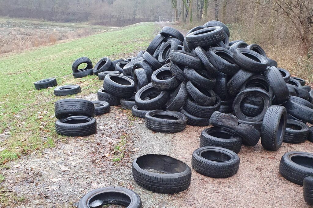 Große Mengen illegal entsorgter Altreifen entdeckte ein Leser Mitte Januar am Ufer des Emscher-Rückhaltebeckens in Ellinghausen. Große Mengen illegal entsorgter Altreifen entdeckte ein Leser Mitte Januar am Ufer des Emscher-Rückhaltebeckens in Ellinghausen.