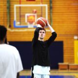 Basketball Regionalliga West Saison 2023/2024. Winter-Zugang Benedict Baumgarth von des SparkassenStars Bochum beim Einwerfenin der Sporthalle der Rosa-Parks-Schule am 24. Februar 2024.
