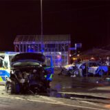 Ein Polizeifahrzeug und ein weiteres Auto sind bei dem schweren Unfall in Essen stark beschädigt worden.
