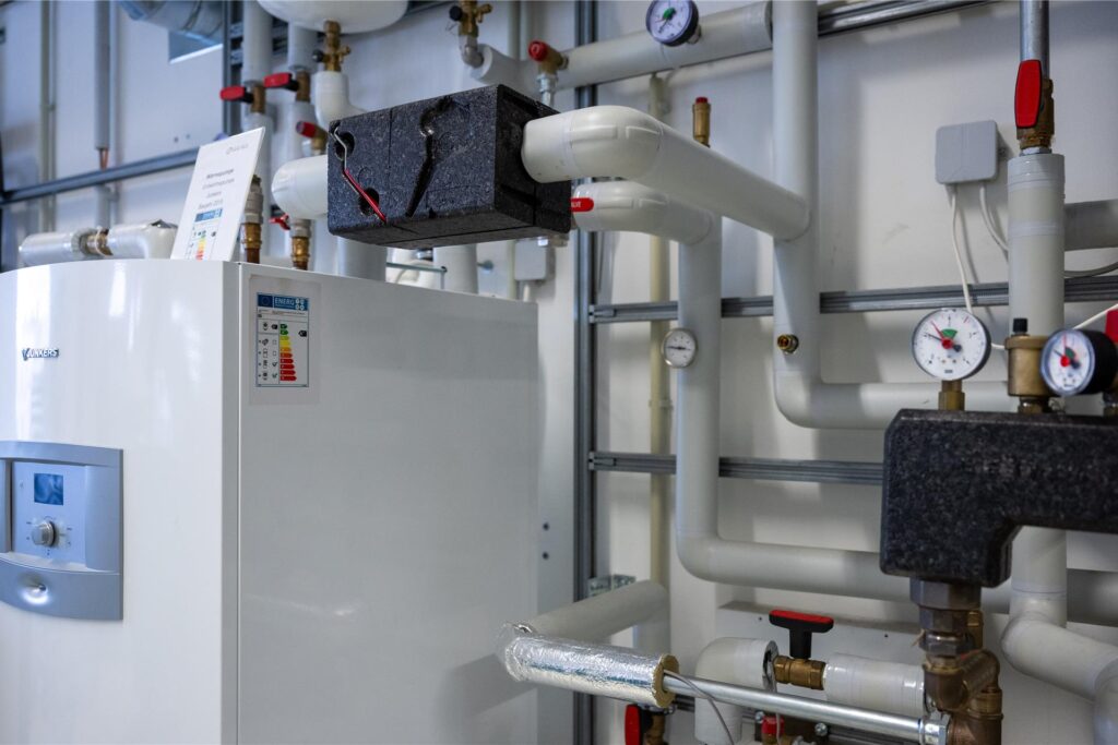 Eine Wärmepumpe steht in einem Raum im Kompetenzzentrum der Innung Sanitär, Heizung und Klima Berlin. Eine Wärmepumpe steht in einem Raum im Kompetenzzentrum der Innung Sanitär, Heizung und Klima Berlin.