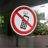 Nach einer aktuellen Befragung sprechen sich 66 Prozent der Menschen in Deutschland dafür aus, dass Handys an Schulen definitiv oder eher verboten werden sollten.