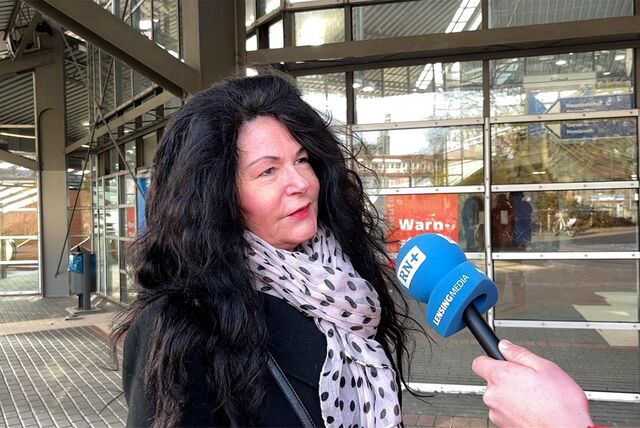 Frau im Interview vor verschlossener Tür am Stadtgarten.