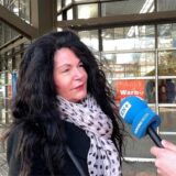 Frau im Interview vor verschlossener Tür am Stadtgarten.