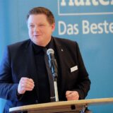 Halterns Bürgermeister Andreas Stegemann steht an einem Rednerpult.