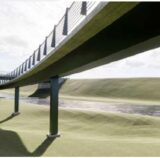 Dieser Steg führt über rund 120 Meter von der Emscher-Promenade zum Platz der Schichten und von dort weiter zur Brücke „Sprung über die Emscher“.