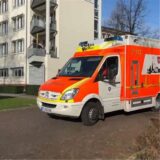 Die Montage zeigt Marcus Döring und einen DRK-Transporter vor der Residenz am Festspielhaus in Recklinghausen.